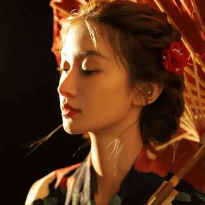 魅力气质女人头像开车带眼镜的女人头像_魅力气质女人头像潘金莲