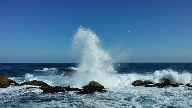 雪白的浪花风景壁纸图片