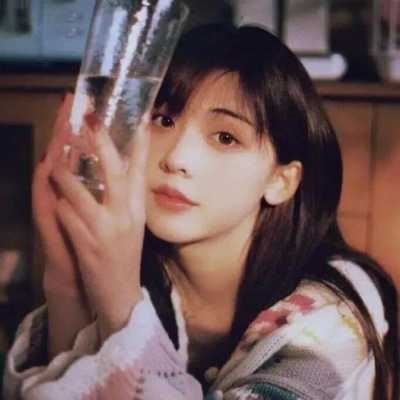 很有气质的女生头像复古风-唯美复古女生头像
