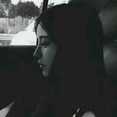 超好看的女生黑白头像（美女黑白照片背景好看的头像）