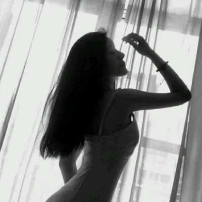 超好看的女生黑白头像（美女黑白照片背景好看的头像）