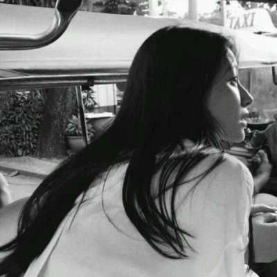 超好看的女生黑白头像（美女黑白照片背景好看的头像）