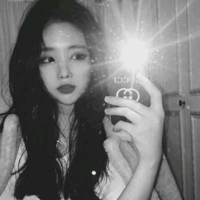 超好看的女生黑白头像（美女黑白照片背景好看的头像）