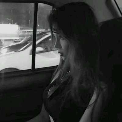 超好看的女生黑白头像（美女黑白照片背景好看的头像）