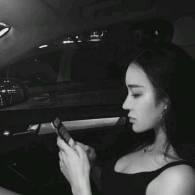 超好看的女生黑白头像（美女黑白照片背景好看的头像）