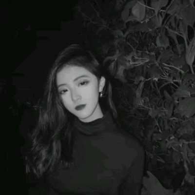 超好看的女生黑白头像（美女黑白照片背景好看的头像）
