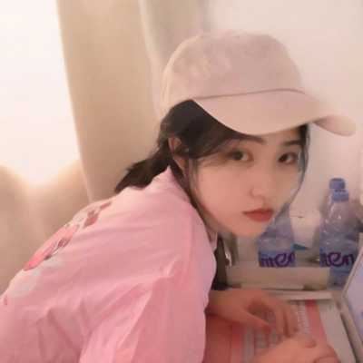 戴帽子的女生头像_戴帽子的女生头像卡通