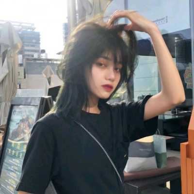 图片酷酷的女生头像（很酷的女生头像）