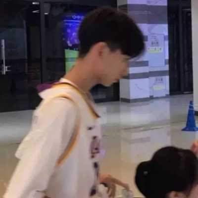不露脸半身控情侣头像牵手 情侣头像不露头半身