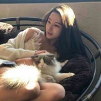 可爱女孩抱猫咪图片（女孩抱着猫的图片什么意思）