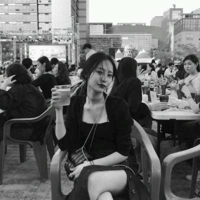 美女头像黑白气质 超好看的女生黑白头像
