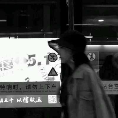 美女头像黑白气质 超好看的女生黑白头像