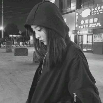 美女头像黑白气质 超好看的女生黑白头像