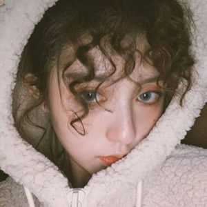 单人个性头像可爱女（可爱迷人的女生头像）