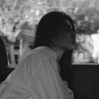 伤感头像女黑白暗系（暗色系图片女生头像高清）