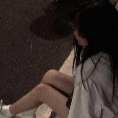 伤感头像女黑白暗系（暗色系图片女生头像高清）