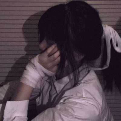 伤感头像女黑白暗系（暗色系图片女生头像高清）