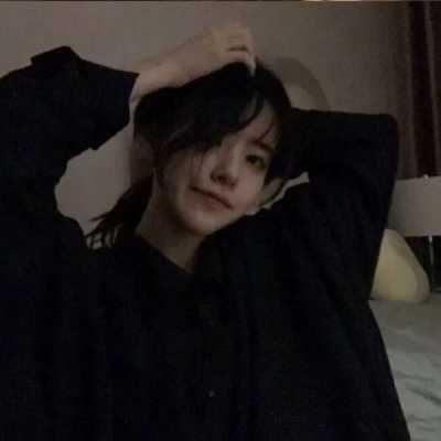 伤感头像女黑白暗系（暗色系图片女生头像高清）