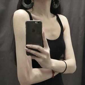 头像女生上半身露肩_女生头像漏半边肩露脸
