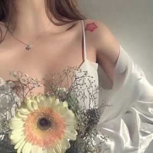 头像女生上半身露肩_女生头像漏半边肩露脸