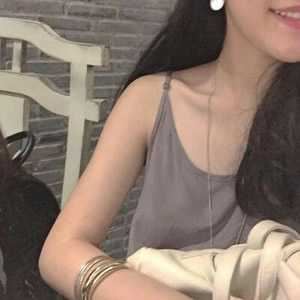 头像女生上半身露肩_女生头像漏半边肩露脸