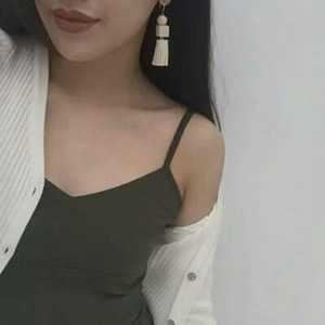头像女生上半身露肩_女生头像漏半边肩露脸