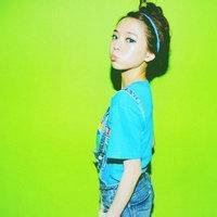 绿色背景女生背影头像-灰色头像图片 背影