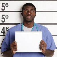监狱犯人举牌拍照头像-猫举牌子拍囚犯照头像