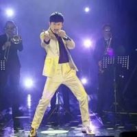 话筒头像图片（歌手头像女拿着话筒）