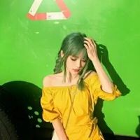 关于绿色的头像女生（背景是绿色的头像）