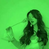 关于绿色的头像女生（背景是绿色的头像）