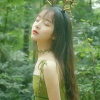 关于绿色的头像女生（背景是绿色的头像）