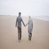 情侣头像海边背影一组|海边头像女生背影图片黄昏坐在沙滩