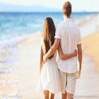 情侣头像海边背影一组|海边头像女生背影图片黄昏坐在沙滩