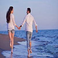 情侣头像海边背影一组|海边头像女生背影图片黄昏坐在沙滩