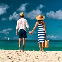 情侣头像海边背影一组|海边头像女生背影图片黄昏坐在沙滩