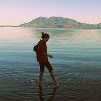 一个女生在海边的头像图片-海边女生微信头像图片大全图片