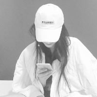 低头戴帽子的女生图片（戴黑帽子低头女生头像）