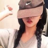 低头戴帽子的女生图片（戴黑帽子低头女生头像）