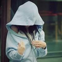 低头戴帽子的女生图片（戴黑帽子低头女生头像）