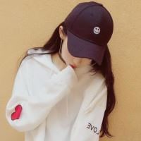 低头戴帽子的女生图片（戴黑帽子低头女生头像）