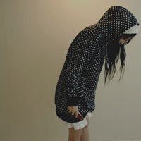 低头戴帽子的女生图片（戴黑帽子低头女生头像）