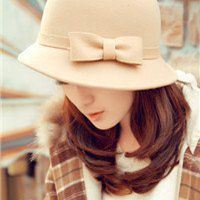 低头戴帽子的女生图片（戴黑帽子低头女生头像）