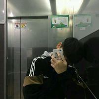 男生手机自拍头像图片大全_拿着手机的帅气男生头像