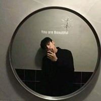 男生手机自拍头像图片大全_拿着手机的帅气男生头像