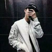 男生手机自拍头像图片大全_拿着手机的帅气男生头像