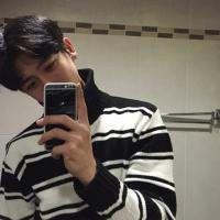 男生手机自拍头像图片大全_拿着手机的帅气男生头像