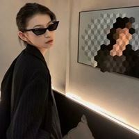 戴黑色眼镜的女生头像（戴墨镜的美女图片头像霸气）