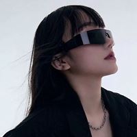 戴黑色眼镜的女生头像（戴墨镜的美女图片头像霸气）