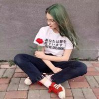 女生盘腿坐霸气的头像_女生头像盘腿坐地